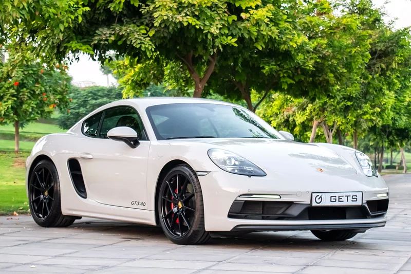 Экстерьер Cayman: аэродинамика купе, агрессивные бамперы, чёрные акценты