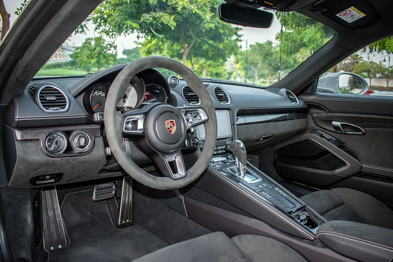 Интерьер Cayman: спортивные сиденья, Race‑Tex/кожа, мультимедиа PCM