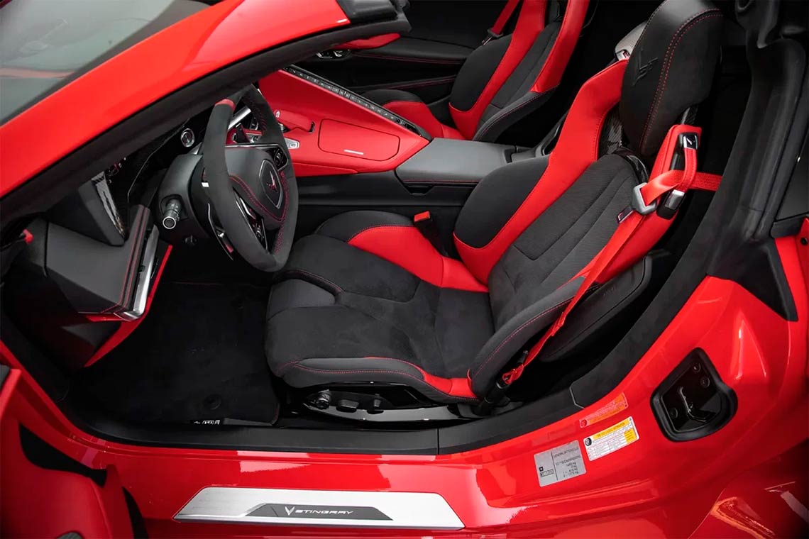 Интерьер Corvette C8 — кокпит водителя, цифровая панель, премиальные материалы