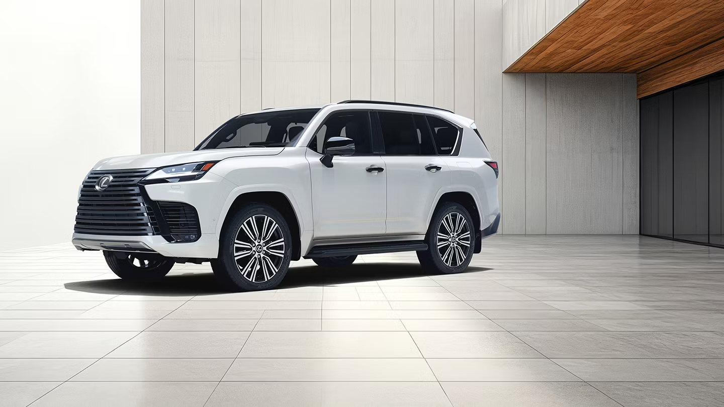 Экстерьер: фирменная решётка Lexus и светодиодная оптика