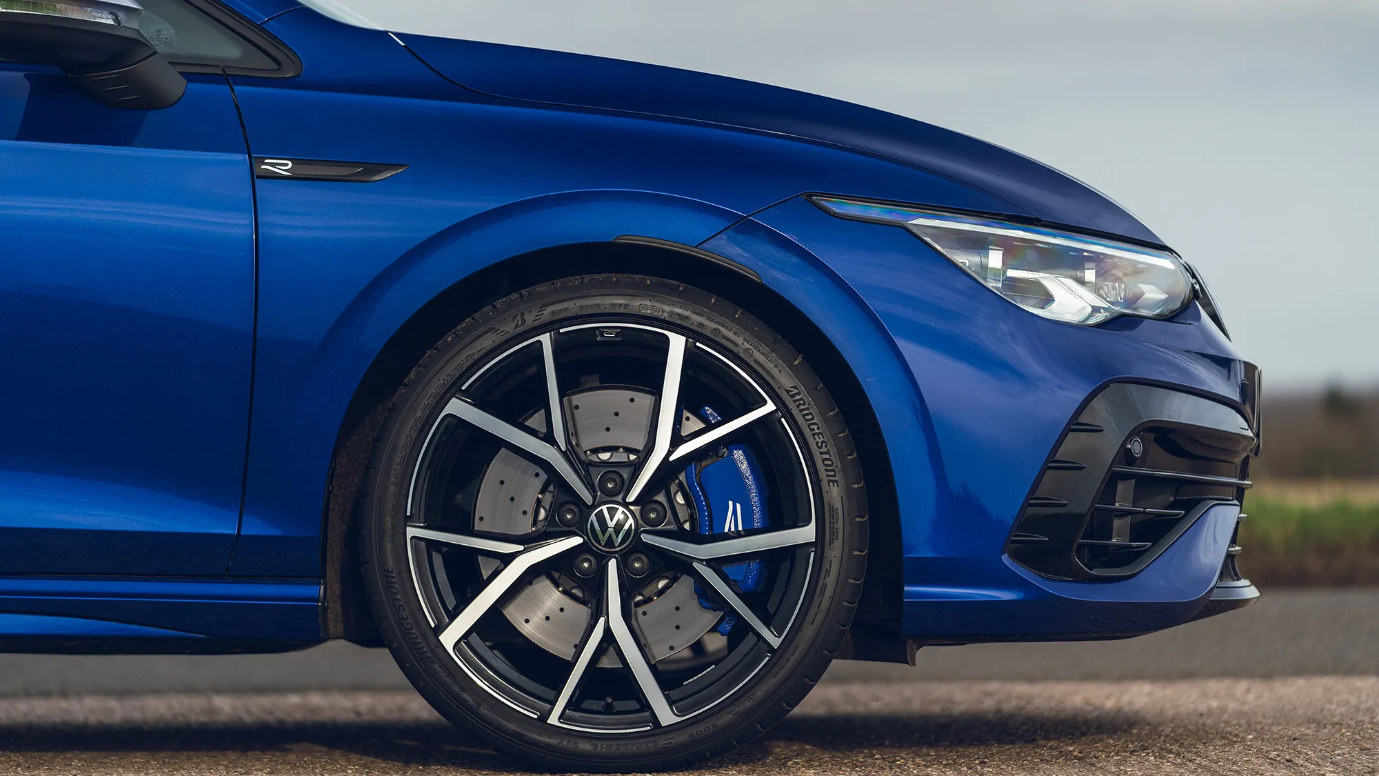 Экстерьер Golf R — агрессивный обвес, R‑бампера, 19‑е диски