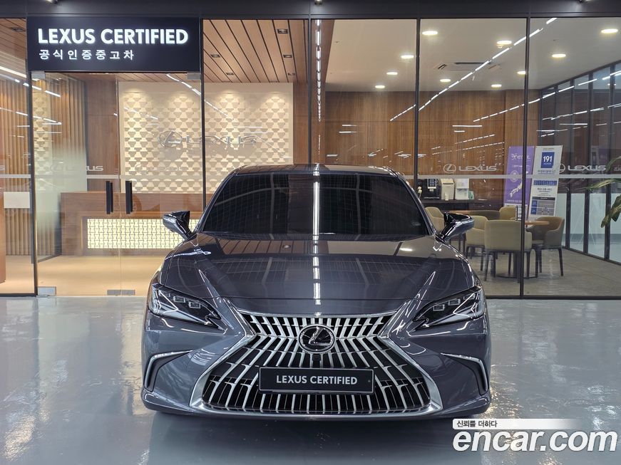 Lexus ES 2025