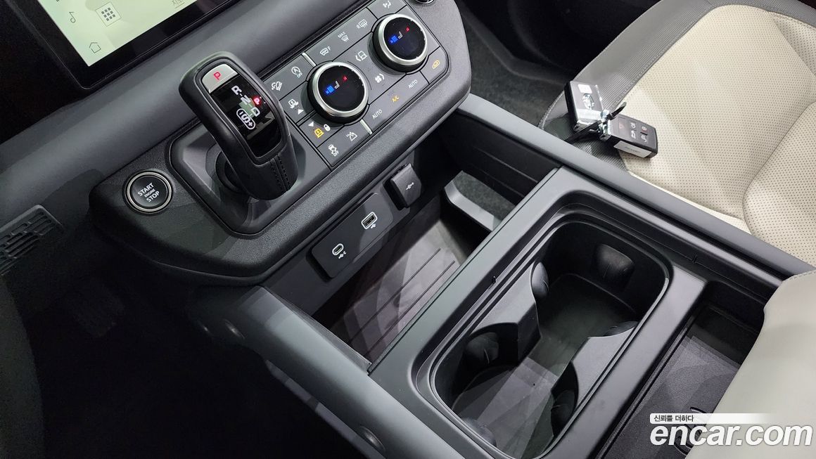 Land Rover Defender 2024