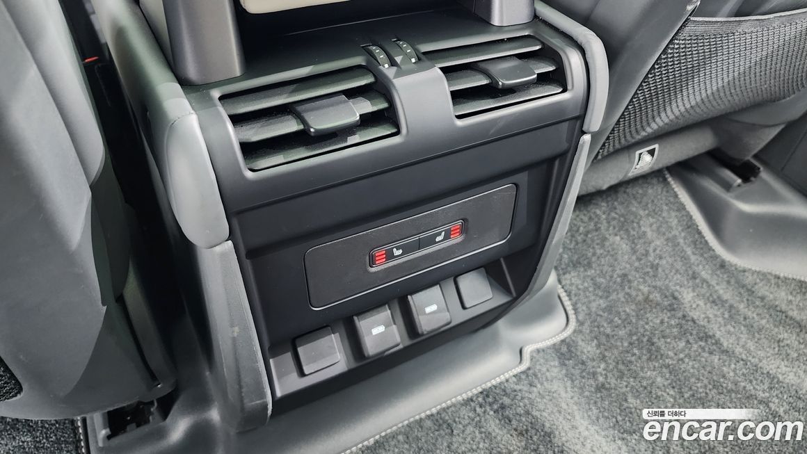 Land Rover Defender 2024