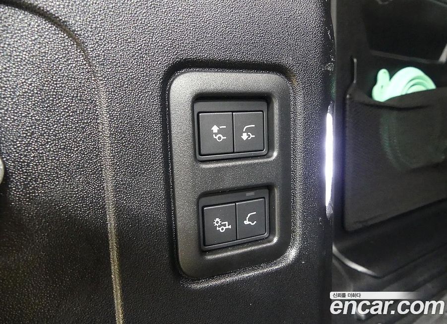 Land Rover Defender 2024