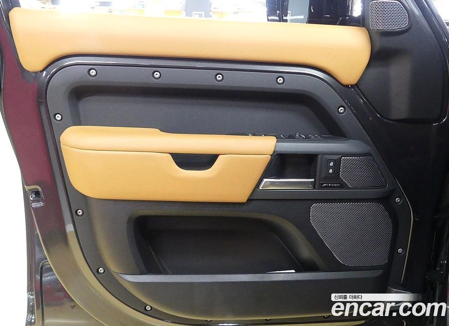 Land Rover Defender 2024