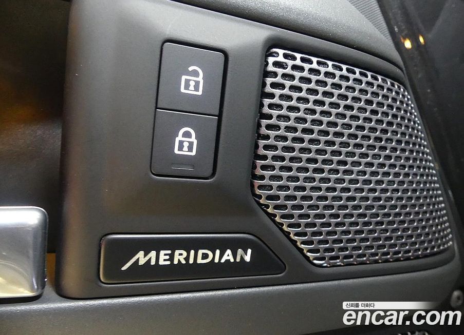 Land Rover Defender 2024