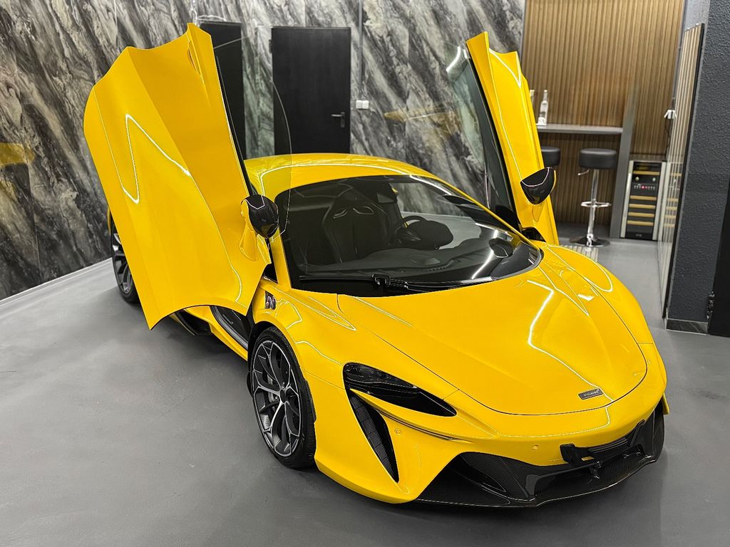 McLaren Artura 2024
