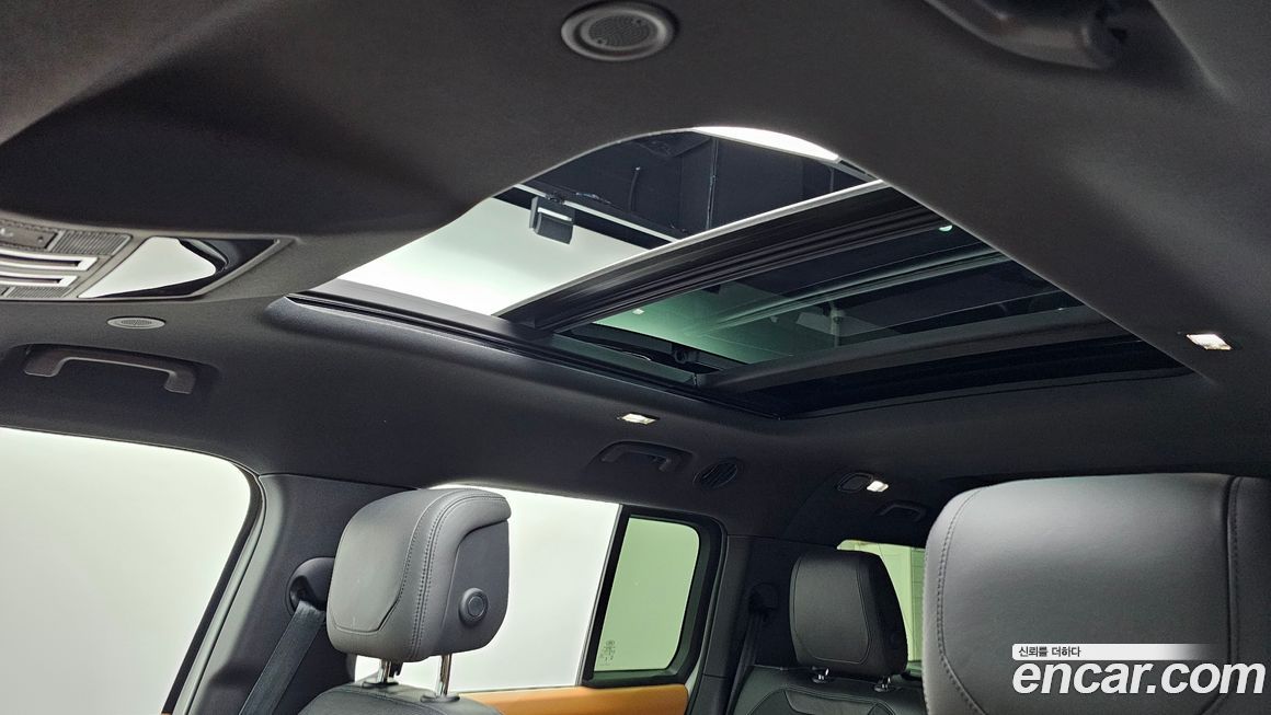 Land Rover Defender 2024