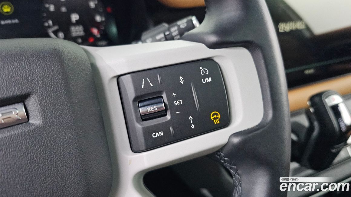 Land Rover Defender 2024