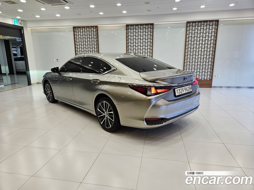 Lexus ES 2023