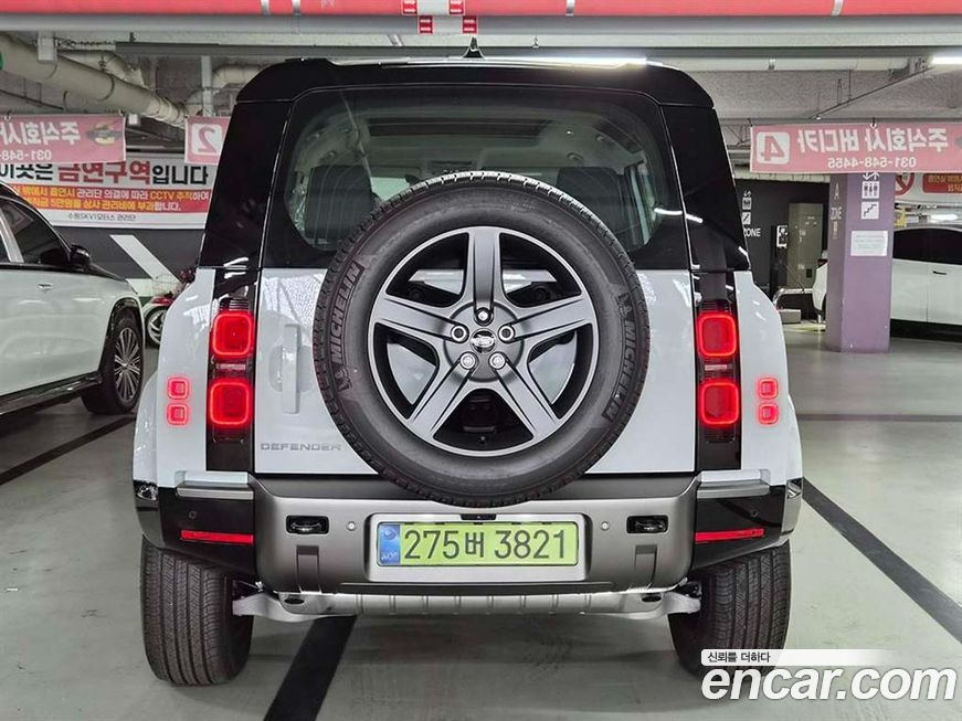 Land Rover Defender 2024