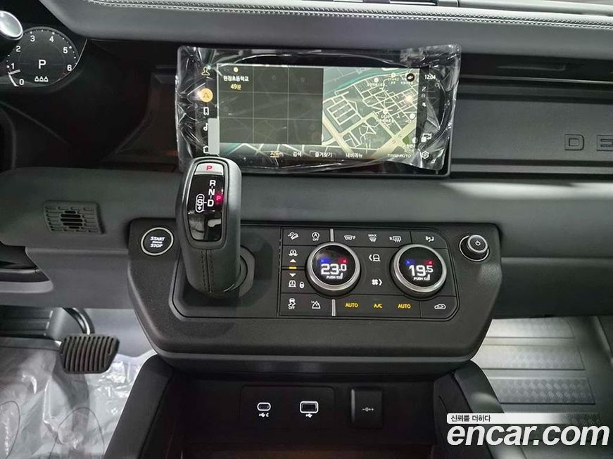 Land Rover Defender 2024