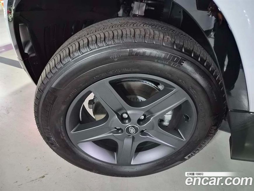 Land Rover Defender 2024