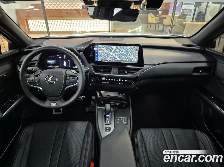 Lexus UX 2025