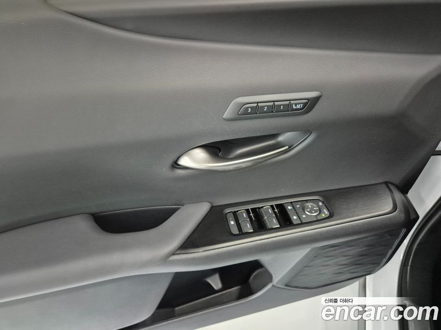 Lexus UX 2025