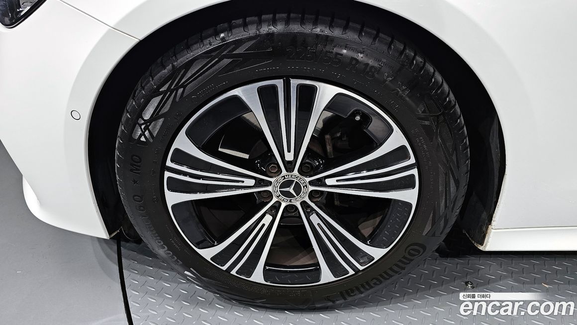 Mercedes-Benz E-Class 2024