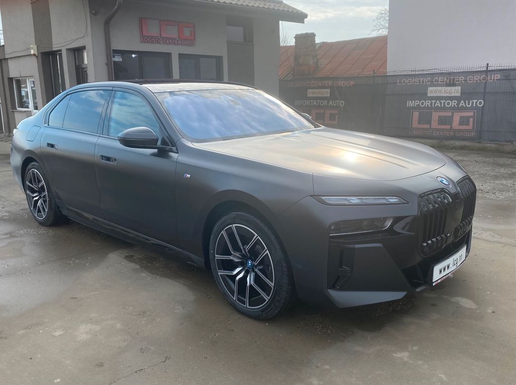 BMW i7