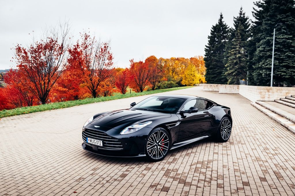 Aston Martin DB12 2023