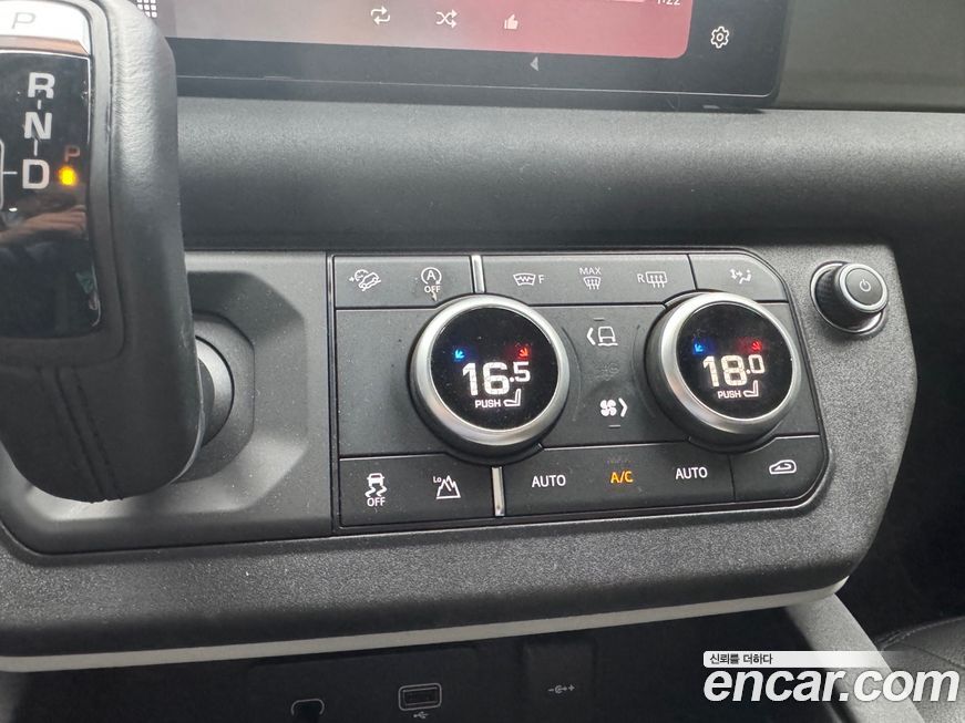 Land Rover Defender 2023