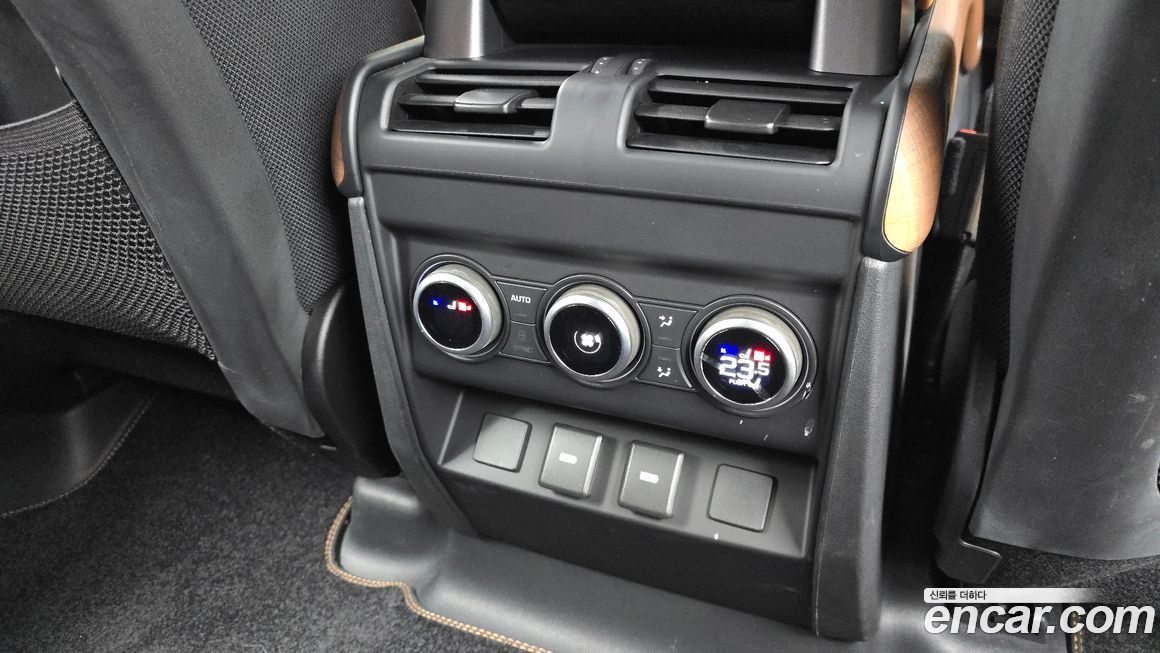 Land Rover Defender 2024