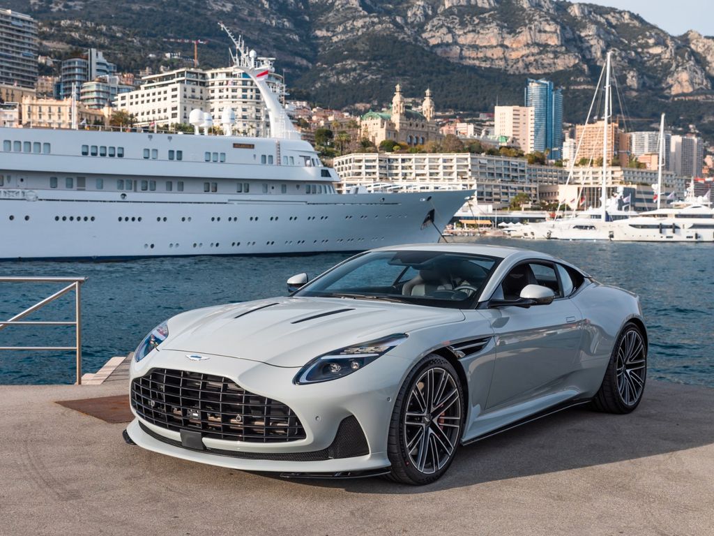 Aston Martin DB12 2025