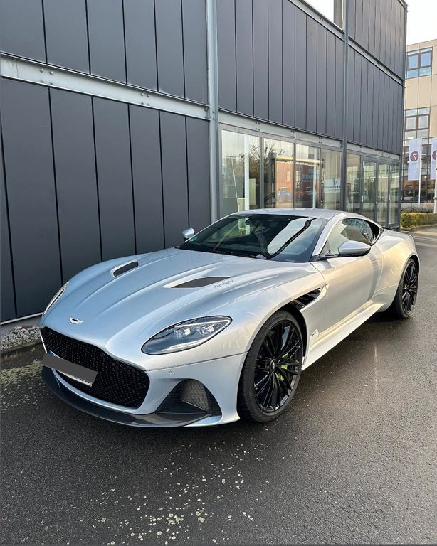 Aston Martin DBS 2021