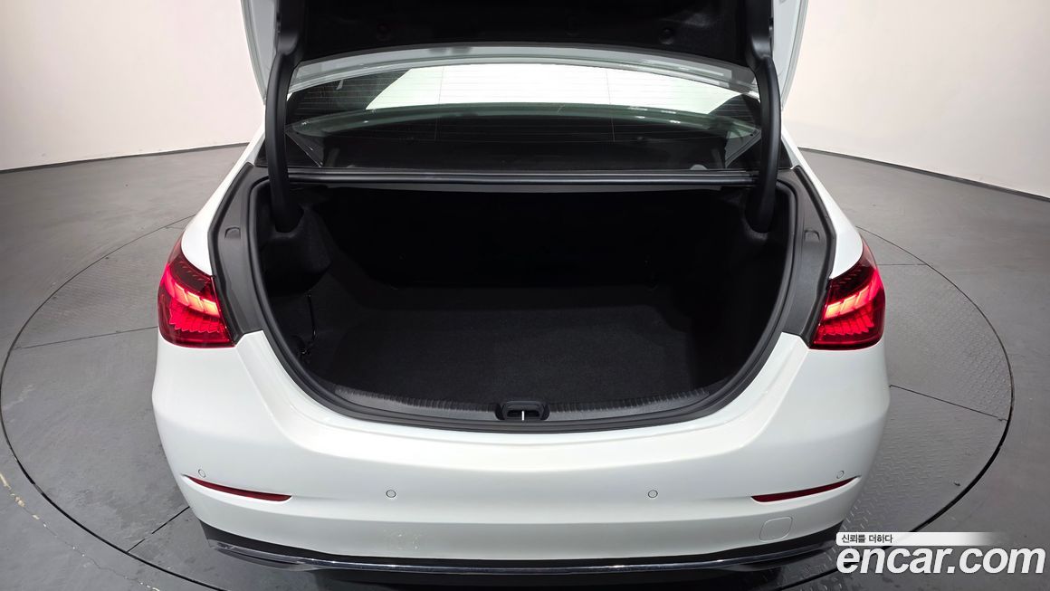 Mercedes-Benz C-Class 2024