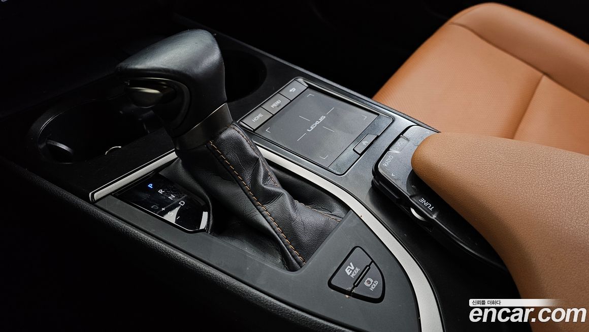 Lexus UX 2022