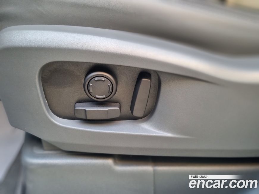 Land Rover Defender 2023