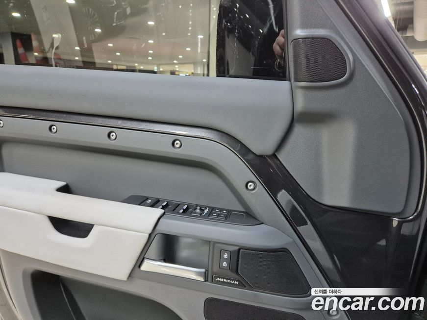 Land Rover Defender 2025