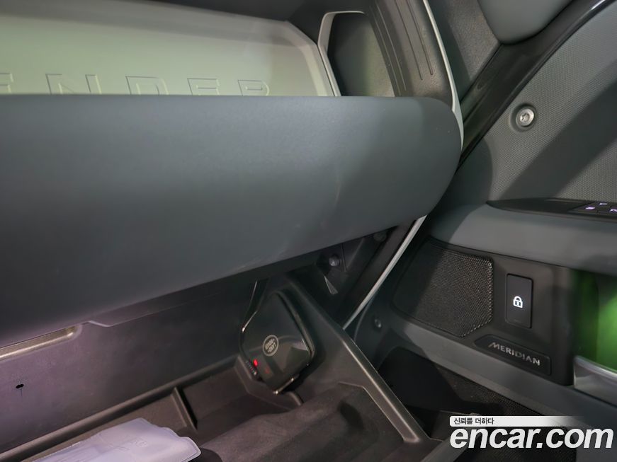 Land Rover Defender 2025