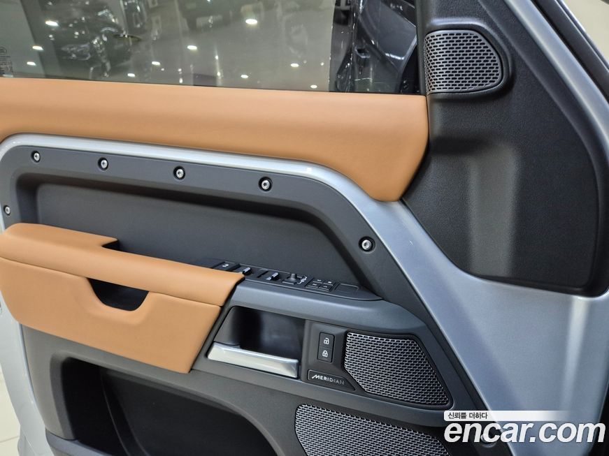 Land Rover Defender 2024