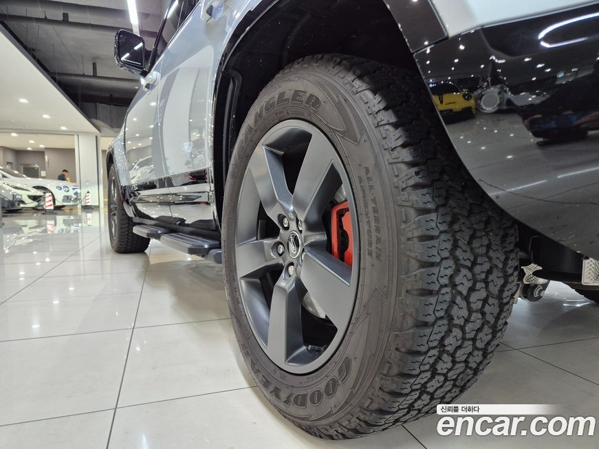 Land Rover Defender 2024