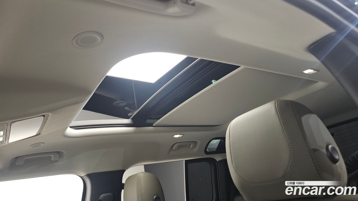 Land Rover Defender 2023