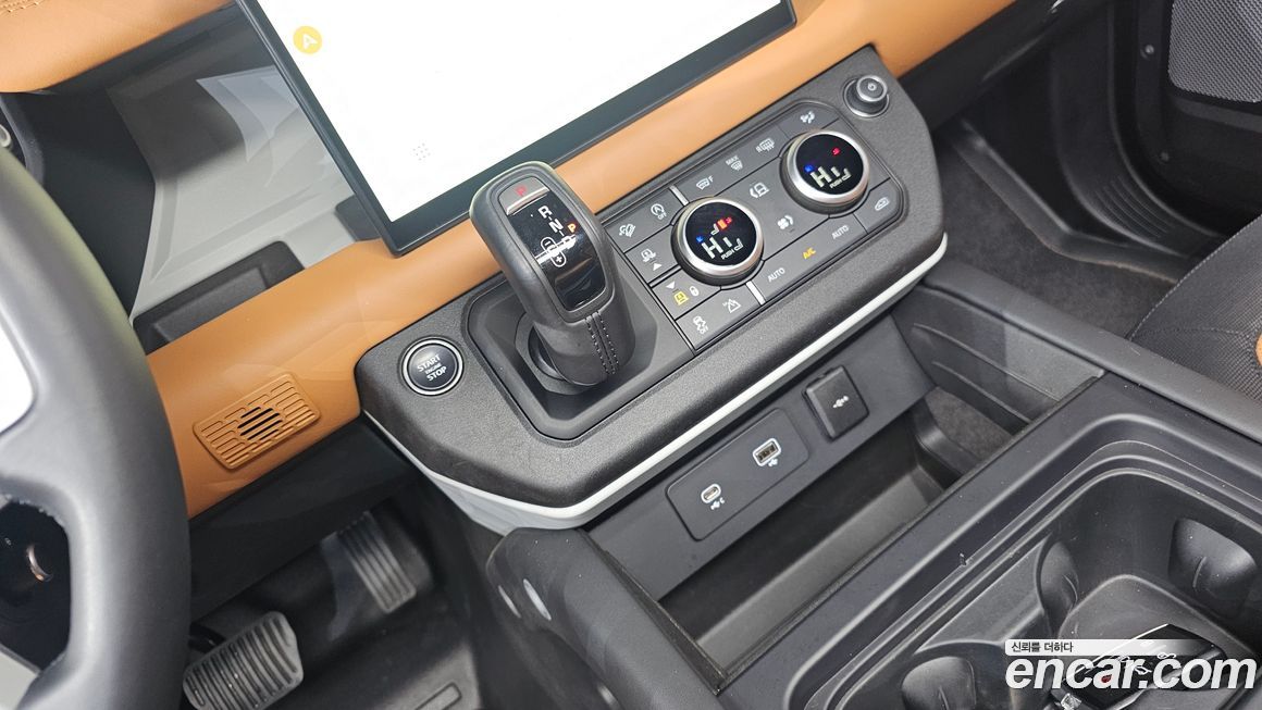 Land Rover Defender 2024