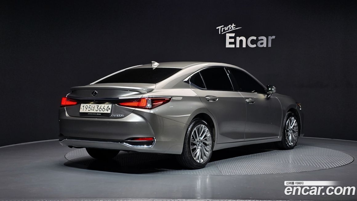 Lexus ES 2023