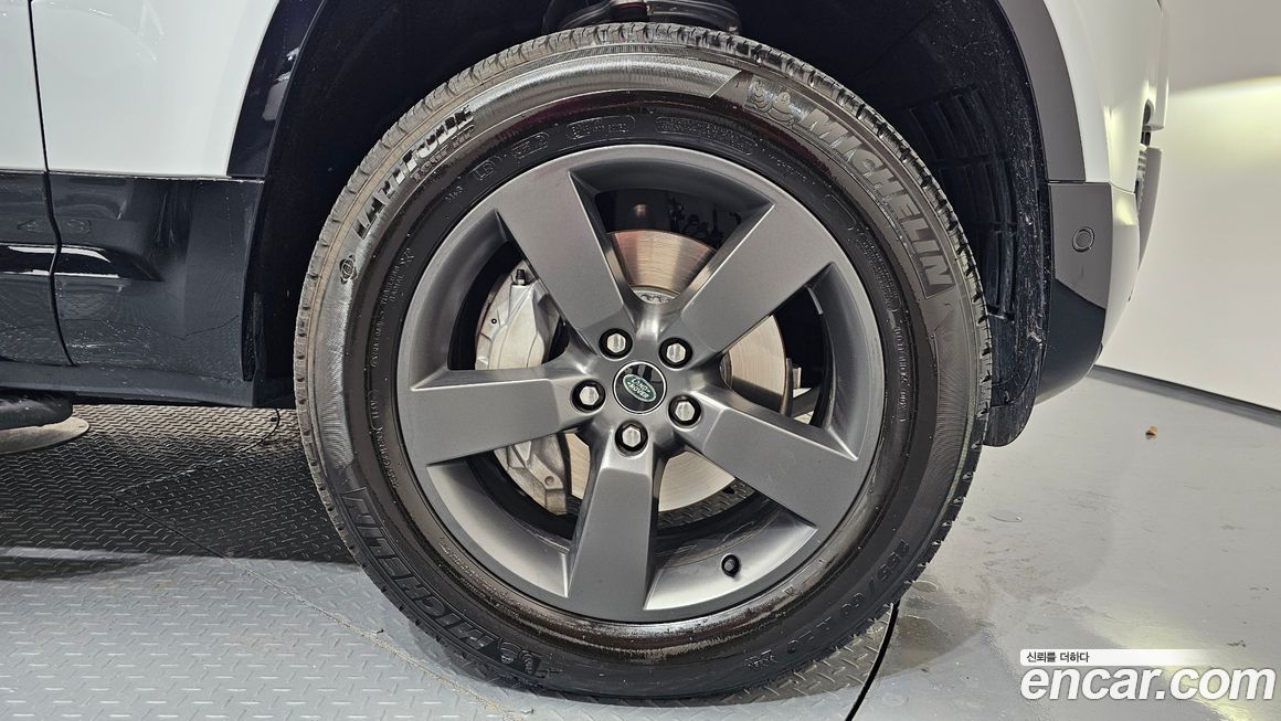 Land Rover Defender 2024