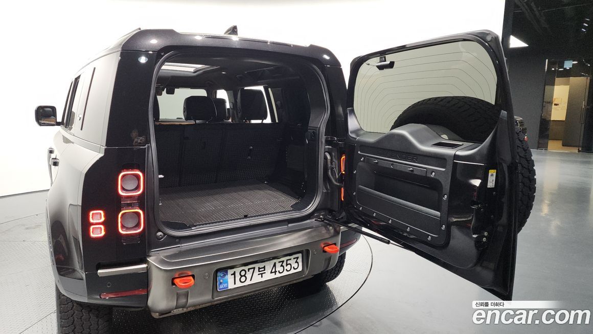 Land Rover Defender 2024