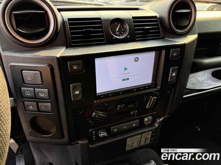 Land Rover Defender 2012