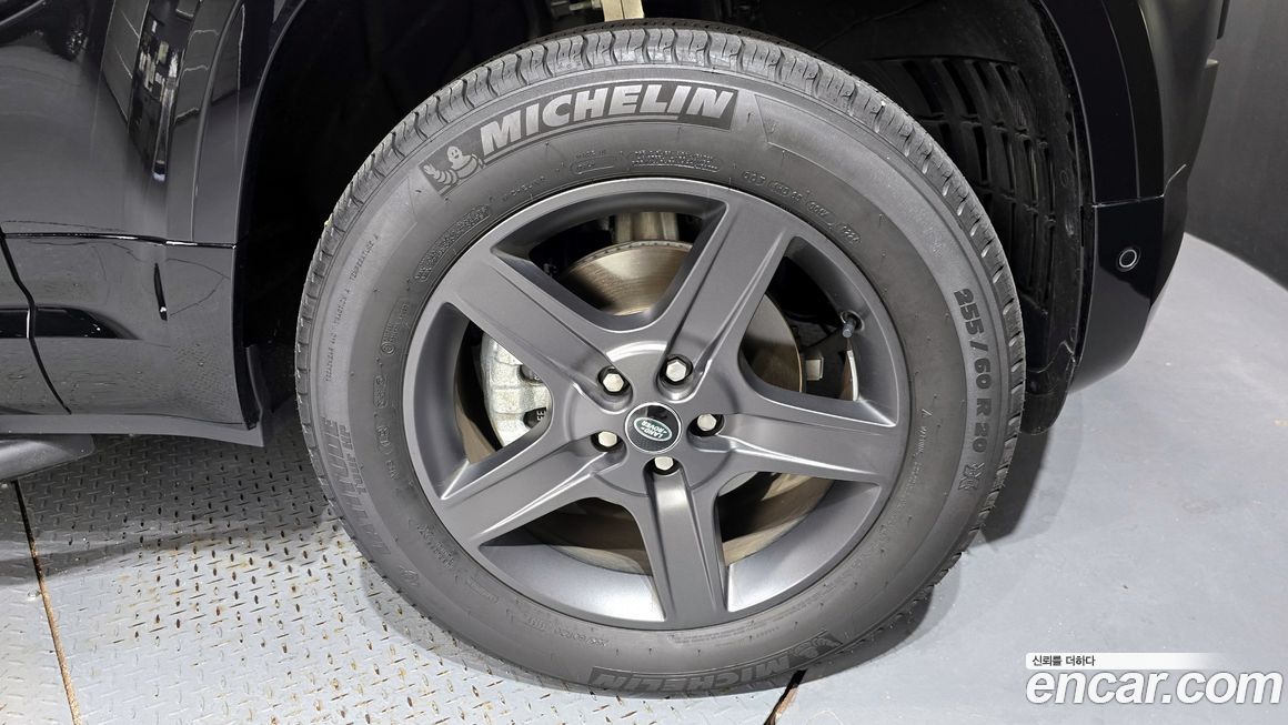 Land Rover Defender 2024