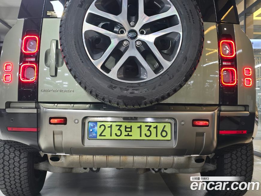 Land Rover Defender 2024