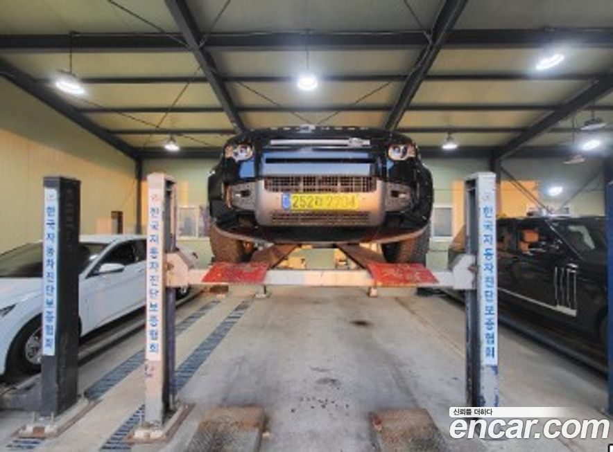 Land Rover Defender 2025