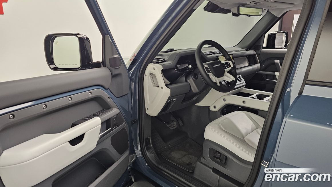 Land Rover Defender 2025