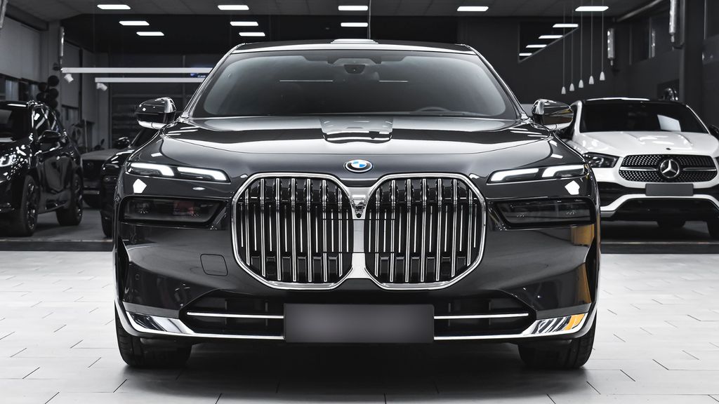BMW 750 2024