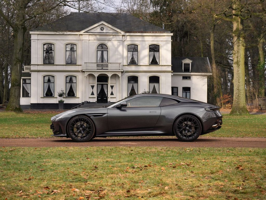 Aston Martin DB12 2025