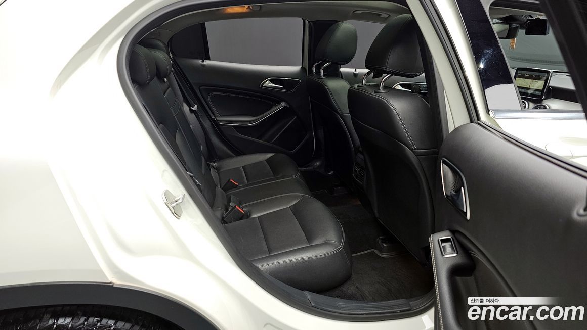 Mercedes-Benz GLA-Class 2015