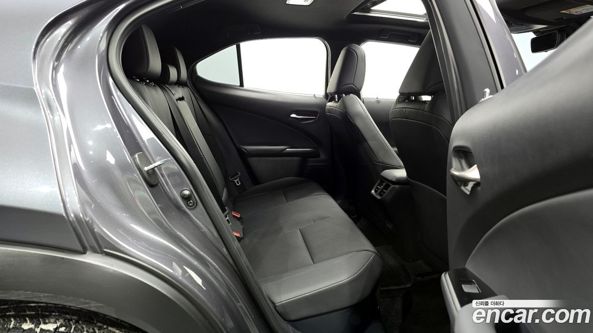 Lexus UX 2024