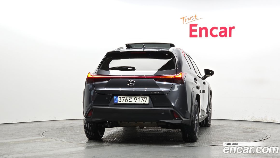 Lexus UX 2024
