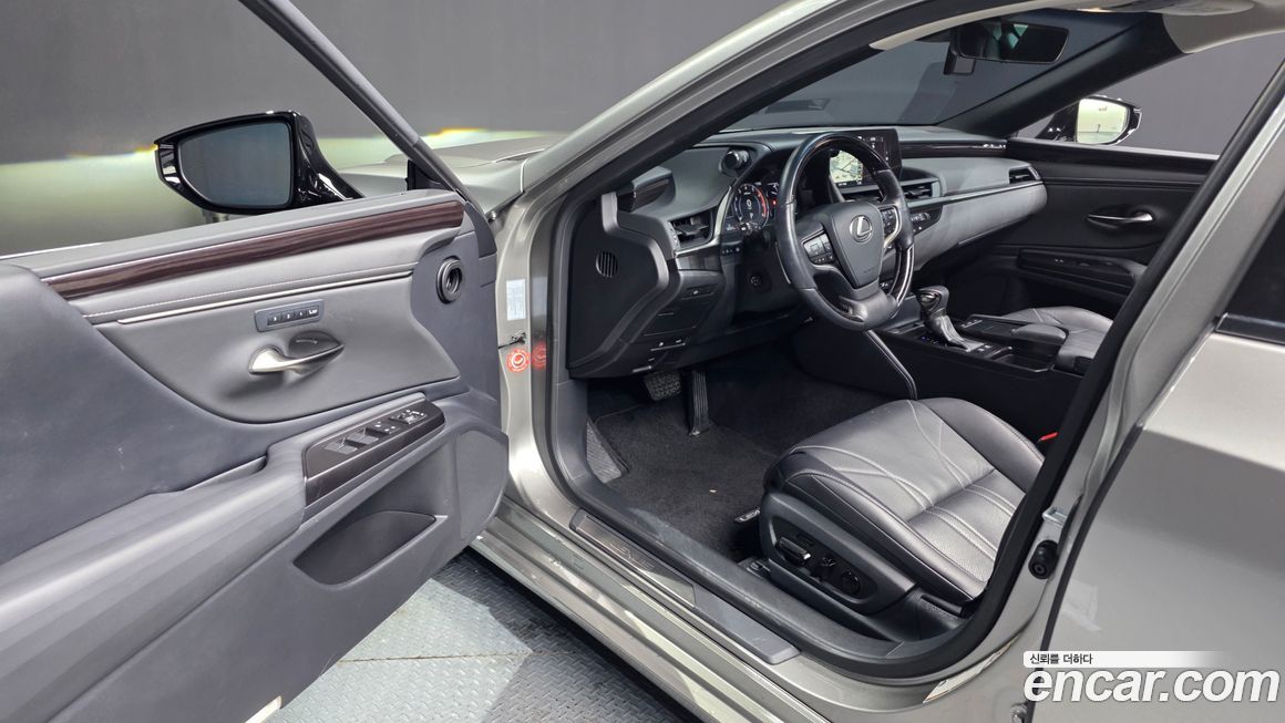 Lexus ES 2019
